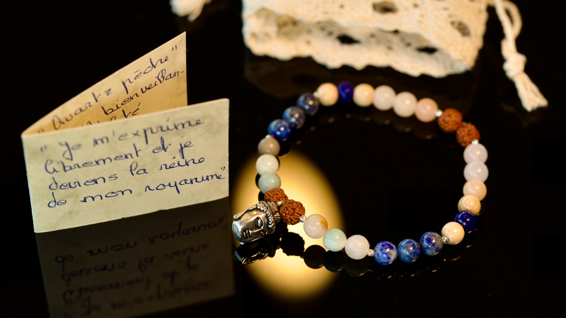 Pour t'accompagner sur ton chemin d'évolution et de guérison, Mahor propose la création de bracelets énergétiques Kawsay Perla, nom qui signifie Perle de Vie.