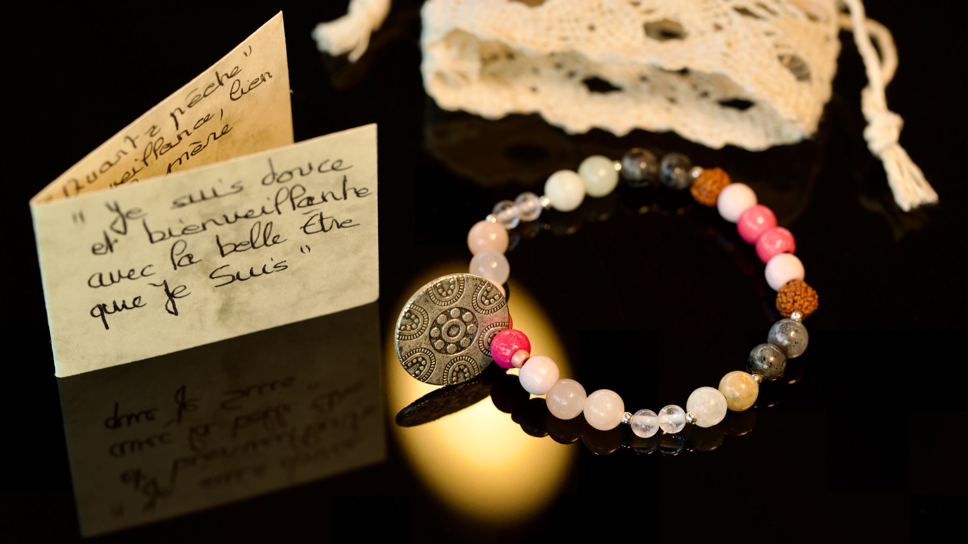 Pour t'accompagner sur ton chemin d'évolution et de guérison, Mahor propose la création de bracelets énergétiques Kawsay Perla, nom qui signifie Perle de Vie.