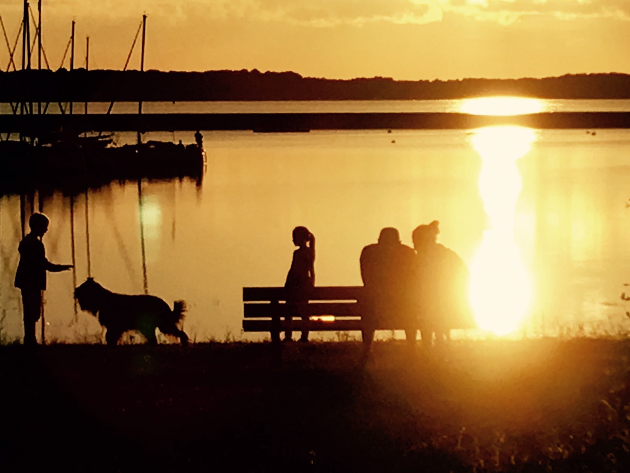 Cet accompagnement en groupe a pour fondement notre découverte de la racine étymologique du mot «famille», du latin familia: «ensemble des esclaves de la maison»...