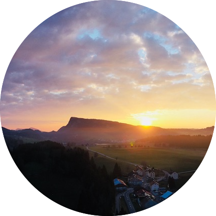 Ce voyage intérieur en groupe sert à vivre des auto-guérisons physiques, mentales, émotionnelles et spirituelles, pour une reconnexion à la Conscience de ton Âme.