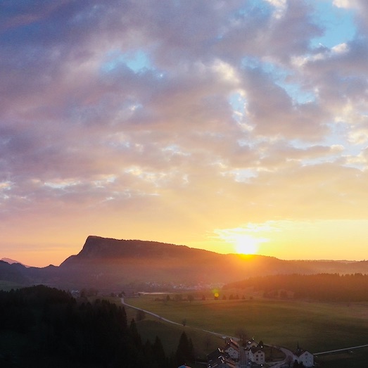 Choisir le Monde à l'Endroit. ÂME LIBRE accompagnement. Auto-guérison & Reconnexion à Ton Essence divine. Éveil de Conscience Ce voyage intérieur en groupe sert à vivre des auto-guérisons physiques, mentales, émotionnelles et spirituelles, pour une reconnexion à la Conscience de ton Âme.