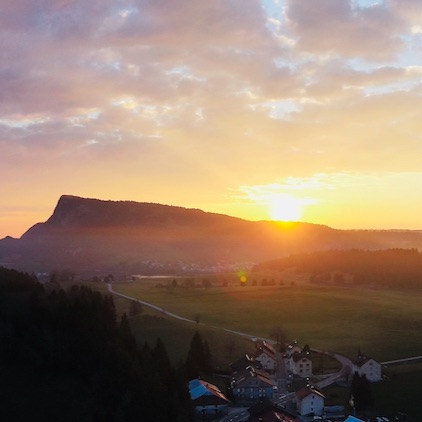 Ce voyage intérieur en groupe sert à vivre des auto-guérisons physiques, mentales, émotionnelles et spirituelles, pour une reconnexion à la Conscience de ton Âme.