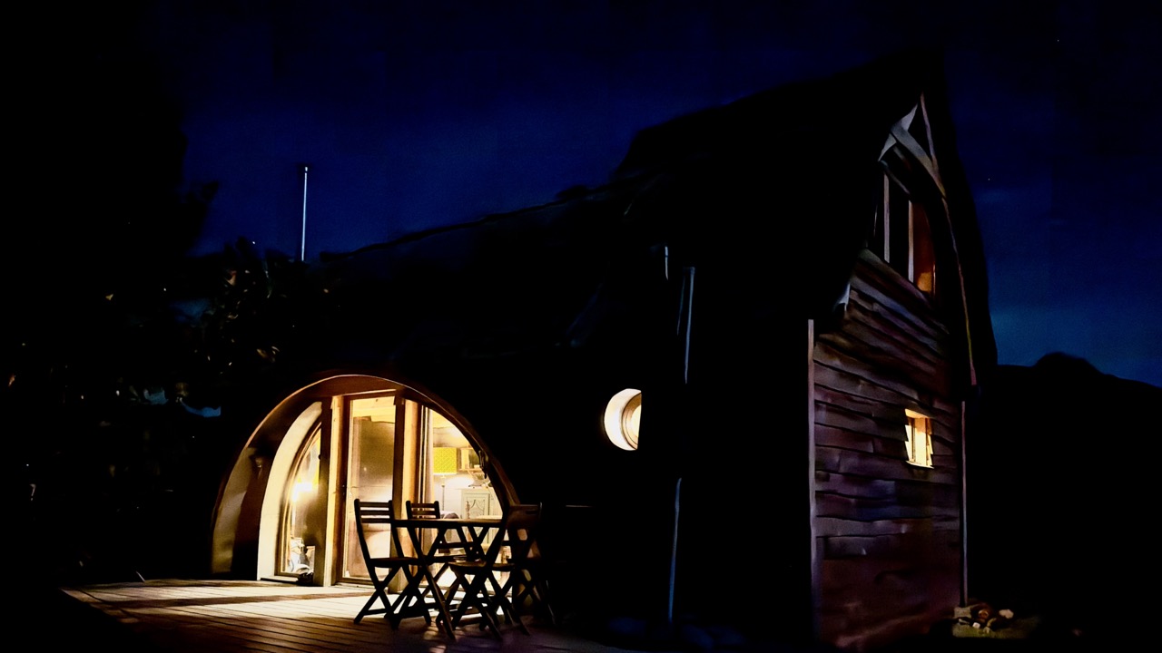 Éveil de Conscience  à une évolution indépendante en auto-libération. Dès que tu te reconnecte à ton Essence divine Souveraine, la CONFIANCE en la Bienveillance et l'Abondance illimitée de l'Univers s'installe en Toi.